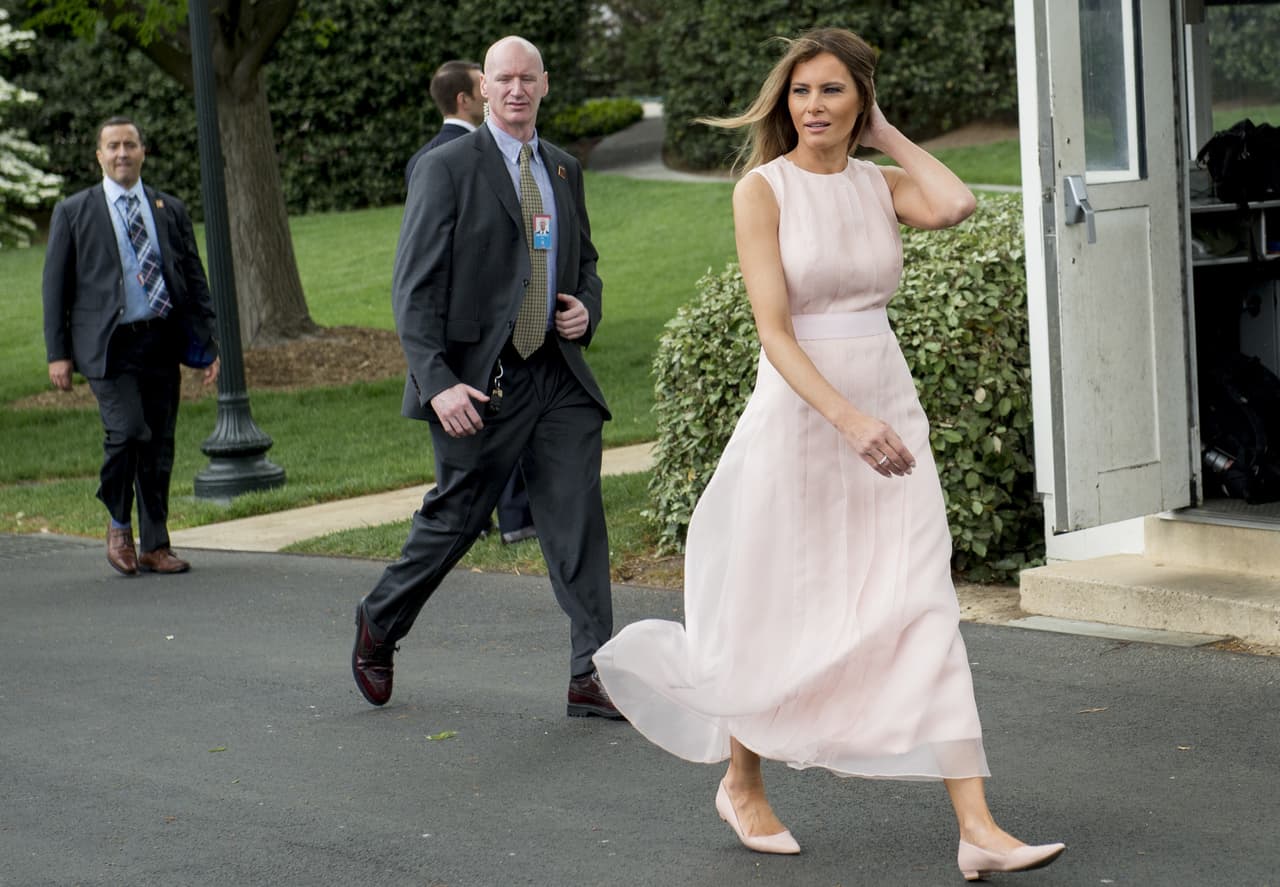 <b>Vestido: </b>Traje hecho sobre medidas por 
<b>Hervé Pierre.</b> Valor: superior a 
<b>$2,000</b>
<br>
<br>
<b>Abril 17: </b>La primera dama tuvo una gran prueba de fuego con la coordinación de la más grande celebración en el interior de la Casa Blanca: los festejos del Huevo de Pascua. En esta ocasión hubo
<a href="http://www.univision.com/noticias/trending/8-detalles-que-quiza-te-perdiste-de-la-primera-celebracion-de-pascua-de-melania-y-donald-trump-en-la-casa-blanca"> <b>menos asistencia que la que acostumbraba tener las celebraciones organizadas por Michelle Obama</b></a>, y algunos se quejaron de la tardanza en la planificación, como el fabricador de los huevos de madera que le llamó la atención en público por Twitter.