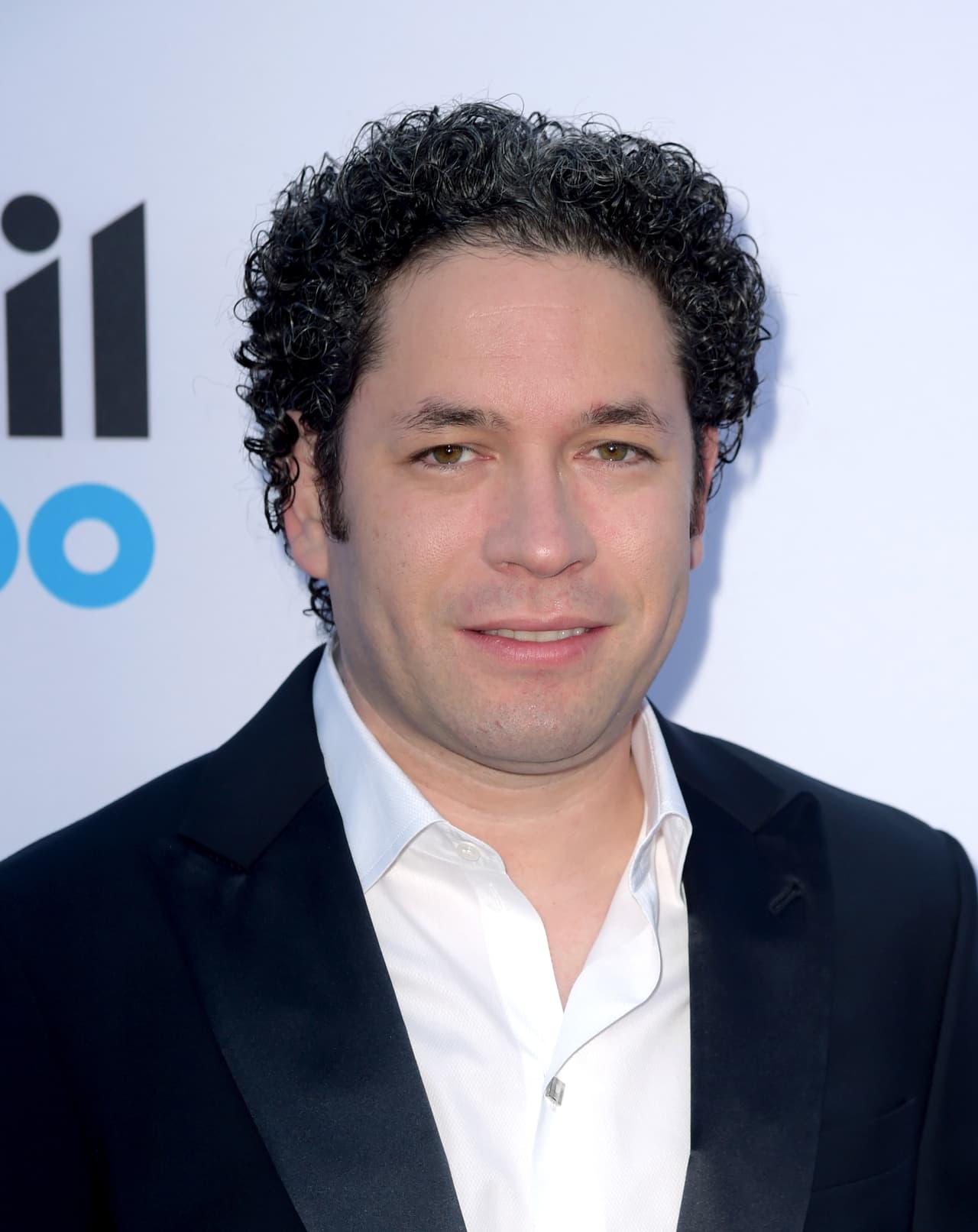 Otro de los latinos que estarán presentes en la entrega de los Oscar es el 
<b><a href="https://www.univision.com/noticias/gustavo-dudamel-la-musica-crea-muchos-puentes-sobre-los-pueblos-video">director de orquesta venezolano Gustavo Dudamel.</a></b>