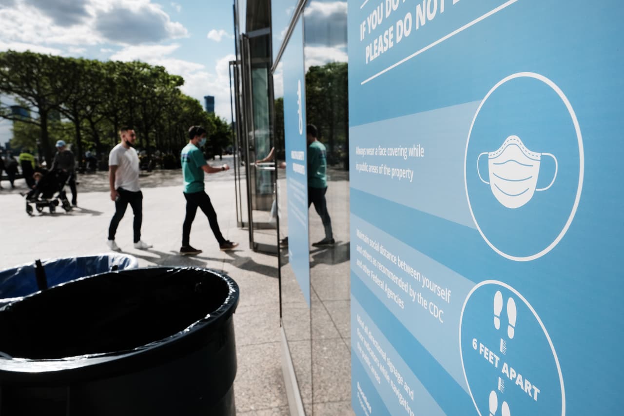 De esta manera, el uso de la mascarilla no será obligatorio en la mayoría de los lugares en interiores y exteriores. A pesar de los cambios, el tapaboca aún debe ser usado en: el transporte público, hospitales, guarderías, escuelas, cárceles, en ciertos entornos de salud pública y en aquellos comercios que así lo requieran.