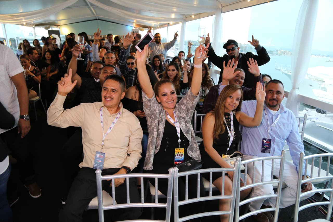 Raúl 'El Pelón', Carla Medrano y El Feo premiaron a sus oyentes con una noche inolvidable al lado de Calibre 50 en un bote privado.