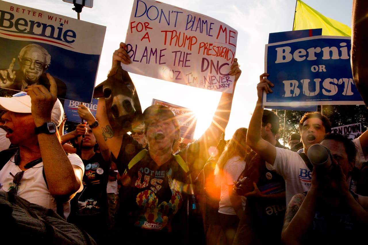 MARTES 26 DE JULIO. 7:18 PM. Muy cerca del Wells Fargo Center, lugar donde se realiza la convención demócrata, los manifestantes de Sanders protestan contra los delegados que salen del evento.