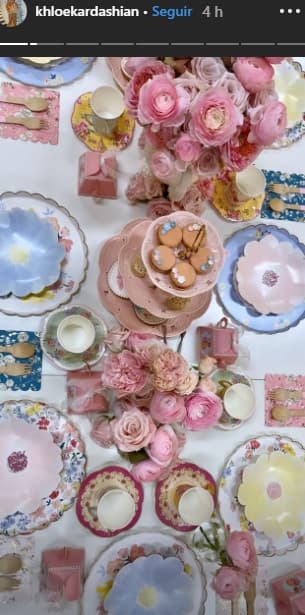 <b><a href="https://www.univision.com/famosos/demandan-a-kylie-y-kendall-jenner-por-el-diseno-de-un-encaje-en-su-linea-de-lenceria-fotos" target="_blank">Kylie Jenner</a></b> también publicó fotos de la tarta y los bocadillos, la mayoría de los cuales estaban en tonos de rosa.