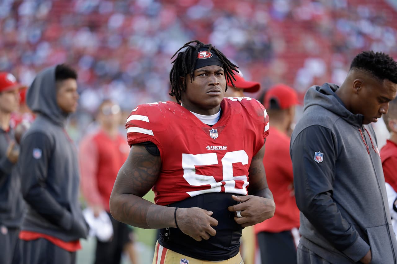 Linebacker de los 49ers es arrestado por violencia doméstica y posesión ilegal de un arma de fuego