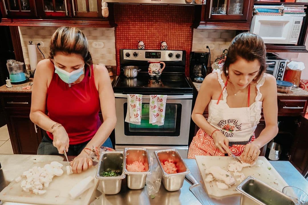 Y estando en casa, también disfrutó de actividades como cocinar al lado de su hermana Hena.