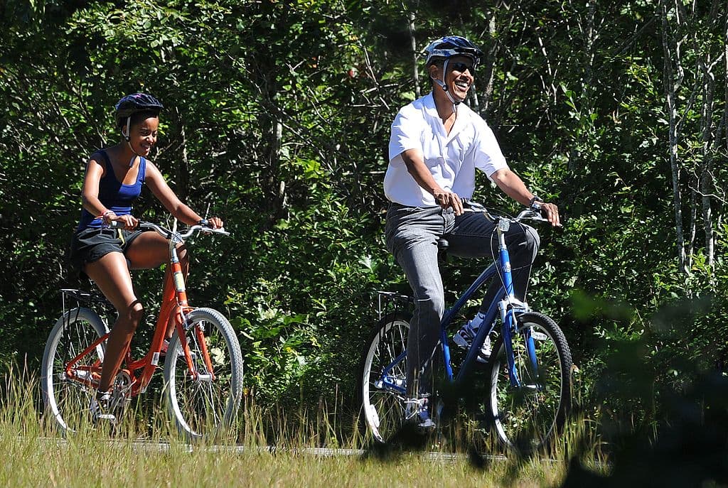 Durante una suerte de ritual junto al mandatario: correr bicicleta en Martha's Vineyard, Massachusetts. En esta ocasión, el 27 de agosto del 2010. Foto de Getty Images.