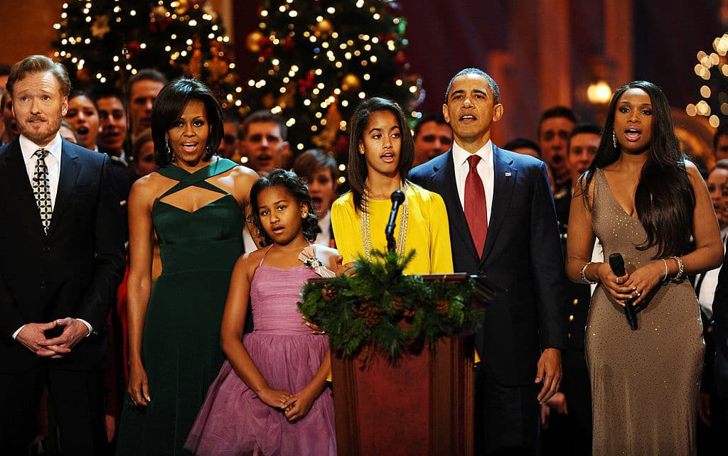 Cantando junto a su familia, Conan O'Brien y Jennifer Hudson en la Navidad del 2011 en el National Building Museum, en Washington DC. Foto de Getty Images.