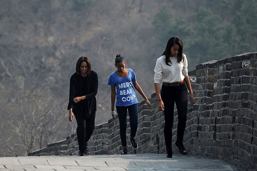 Caminando junto a su madre y hermana en la Gran Muralla de China el 23 de marzo del 2014. Foto de Getty Images.