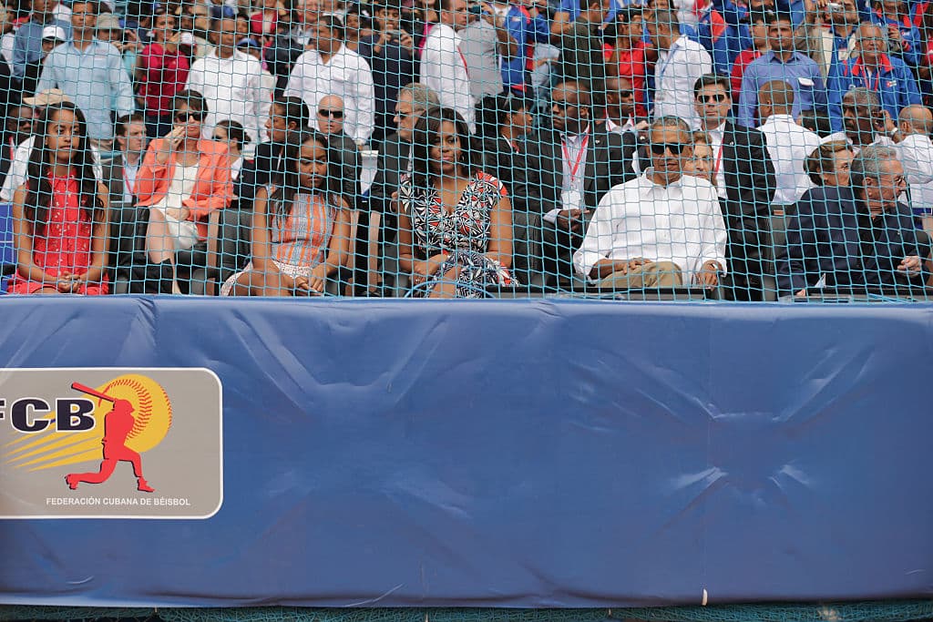 Acompañó a su padre en su histórica visita a Cuba en marzo pasado. Aquí junto a su familia y el gobernante cubano, Raúl Castro, en un partido de pelota el 22 de marzo. Foto de Getty Images.