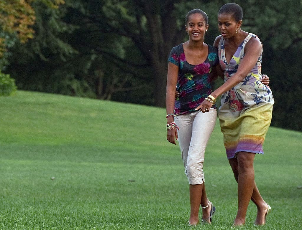 Caminando con su madre Michelle en el patio de la Casa Blanca el 29 de agosto del 2010. Foto de Getty Images.