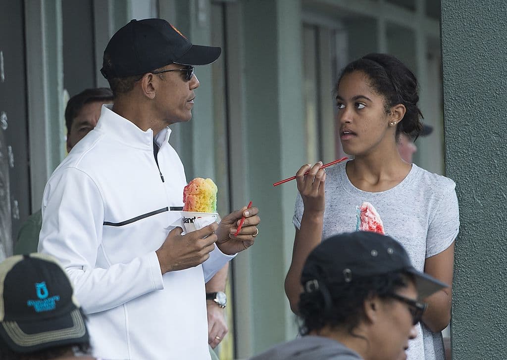 Comiendo helado con su papá el 1 de enero del 2015 en Kailua. Foto de Getty Images.