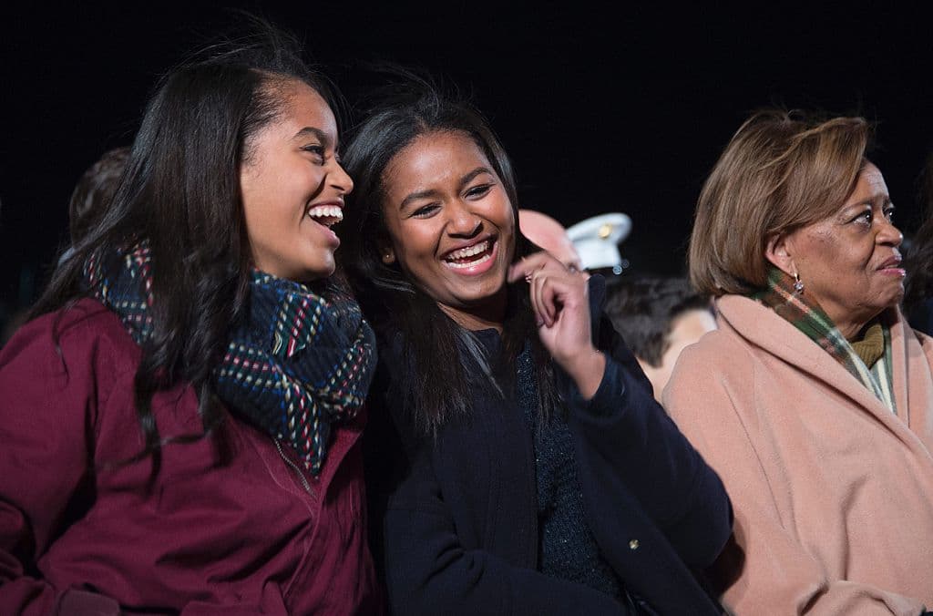 Rindo junto a su hermana Sasha en el Ellipse of the National Mall el 3 de diciembre del 2015. Foto de Getty Images.