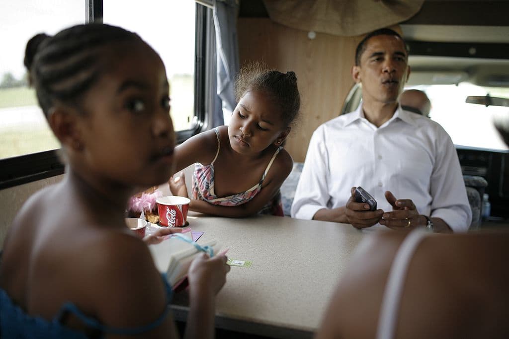 Este fue el día de su séptimo cumpleaños, el 4 de julio del 2007. Obama juega cartas con ella y su hermana entre evento y evento en Iowa. Foto de Getty Images.