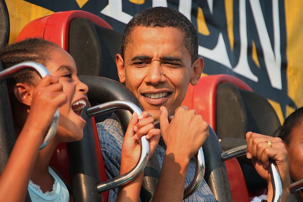 Un entonces candidato presidencial se toma una pausa para subir a los juegos con su hija. Fue en la Iowa State Fair el 16 de agosto del 2007. Foto de Getty Images.