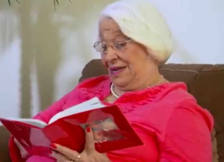 Recordamos las palabras que la señora Andrea le dedicó a su famosa nieta Karla Martínez, en una entrevista para Despierta América: “Yo siento que Karla se parece a mí en lo trabajadora, en lo cumplido y en lo alegre. Admiro su fortaleza, su amor, que inspira y su sonrisa, porque la sonrisa tiene valor y ella todo el tiempo está risueña, eso es lo que más me gusta de ella.”, exclamó la abuelita de Karla en el año 2013.
<br>