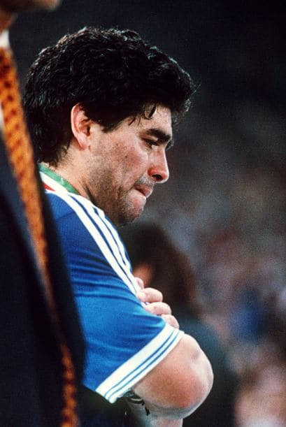 Diego Maradona está sin duda entre los tres mejores futbolistas en la historia del balompié pero su vida ha estado marcada por los escándalos.