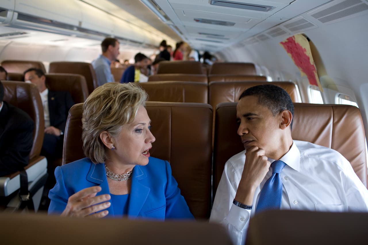 <b>La carrera por la nominación demócrata.</b> Hillary Clinton anuncia que competirá por la nominación de su partido en 2008. Ganó más primarias y delegados que ninguna otra candidata mujer en la historia de Estados Unidos, pero perdió por estrecho margen ante el senador Barack Obama. En la foto, la ex senadora durante un viaje de campaña, una vez que se incorporó al equipo del entonces candidato demócrata, Barack Obama, en 2008.