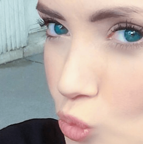 Sus ojos verdes hipnotizan a cualquiera.