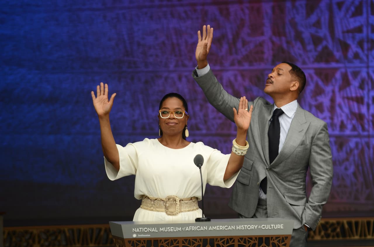 Oprah Winfrey y Will Smith saludar a la multitud antes de citar textos de famosos poetas afroamericanos.