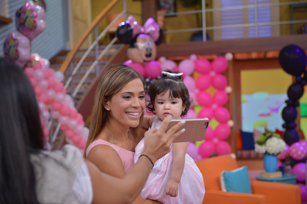 Todos quieren tener en brazos a Baby Giulietta, en especial su tía Karla que se derrite de amor por ella.