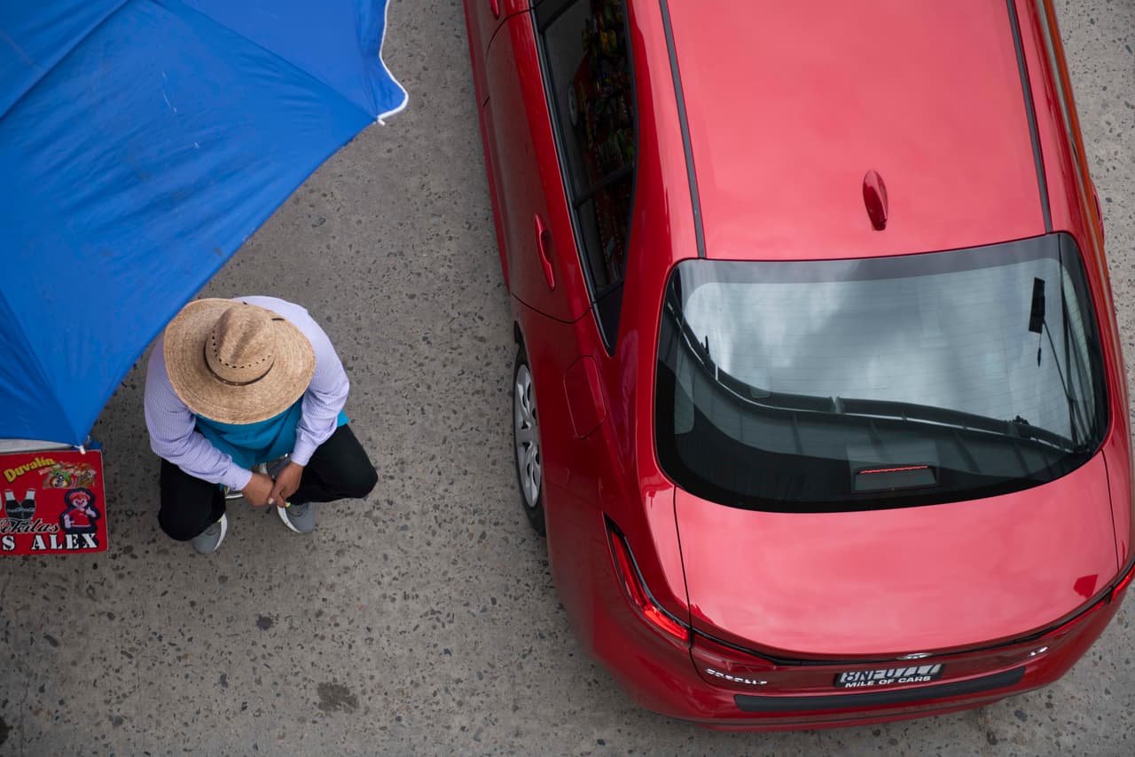 Un vendedor ofrece sus productos a los que cruzan hacia Estados Unidos desde Tijuana en el puerto de San Ysidro. 
<br>