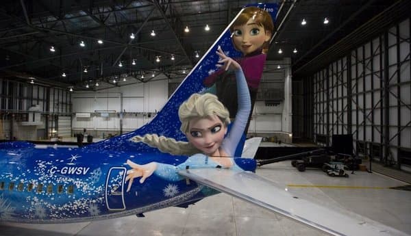 Un aerógrafo fue contratado para pintar los detalles alrededor del sol, el agua y el castillo.