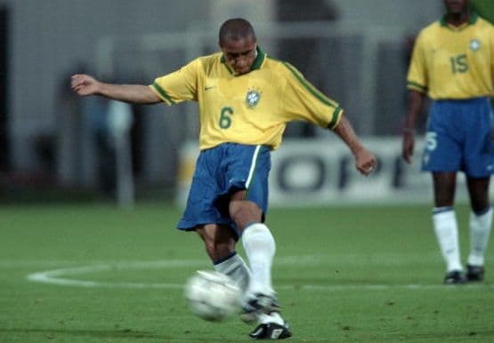 Recrean golazo de Roberto Carlos a Francia en 8 bits