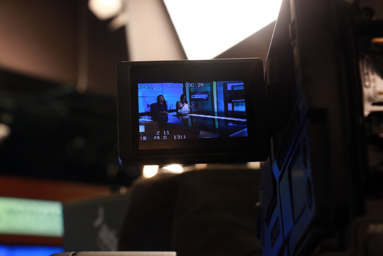 Las presentadoras tomando un descanso entre comerciales