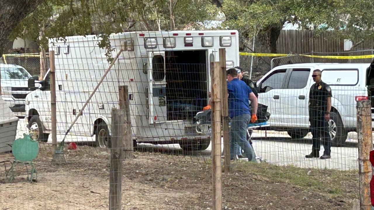 <h2 class="cms-H2-H2">Una madre hispana encuentra los cuerpos de sus hijos</h2>
<br>Durante la mañana del 27 de febrero, la mamá de los adolescentes Johnny y Mesiah encontró sus cuerpos en la parte trasera de su casa. 
<b>Ellos estaban sangrando y fueron hallados en un cobertizo</b>, dijo la policía de Pleasanton. Esto fue alrededor de las 5 am, de acuerdo con las autoridades.
<br>
<br>La policía de Pleasanton se movilizó a la casa para poder ayudarlos. Los dos adolescentes tenían heridas de bala. El lugar estuvo bastante concurrido con detectives y forenses para sacar sus cuerpos.