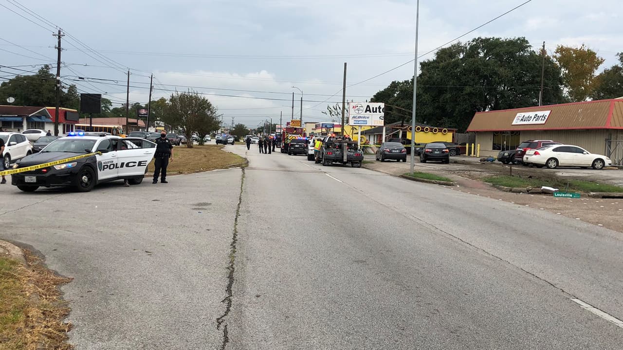 Reportan un atropellamiento mortal durante un robo en Uvalde Road