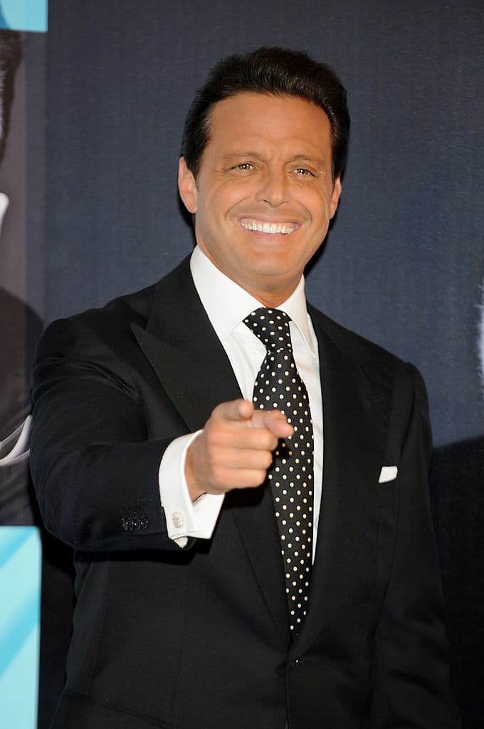 La pareja terminó en 2001, aunque nunca ha estado del todo claro el motivo. Tras eso, el cantante ha tenido diferentes romances, entre ellos destaca el de 
<a href="https://www.univision.com/famosos/aracely-arambula-hijos-luis-miguel-celebracion-15-anos-fotos">Aracely Arámbula</a>, con quien comparte dos hijos.