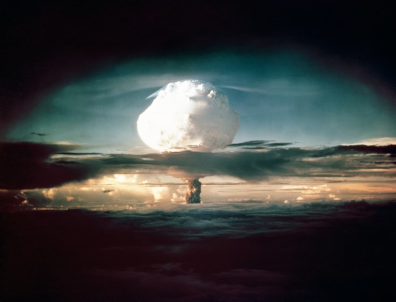 El hongo nuclear de ‘Ivy Mike’ otra de las pruebas realizadas en el arrecife Enewetak, en noviembre de 1952. Dos décadas después de las pruebas nucleares realizadas en la zona, el personal del ejército de EEUU comenzó la limpieza del arrecife Enewetak, que tardó tres años en completarse.