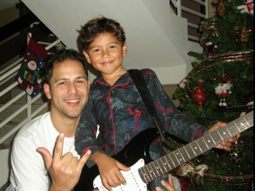 En casa le dicen nene, le gusta el golf y si no llegara a dedicarse a la música estudiaría arquitectura.