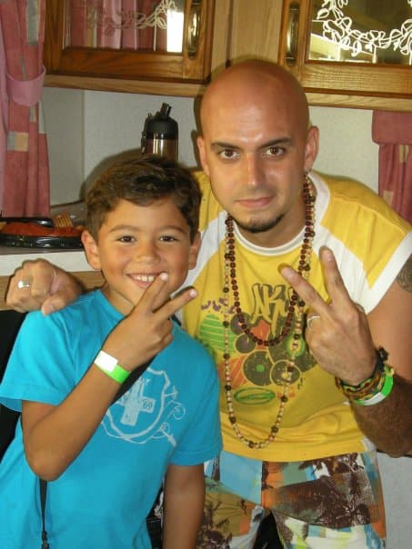 En casa le dicen nene, le gusta el golf y si no llegara a dedicarse a la música estudiaría arquitectura.