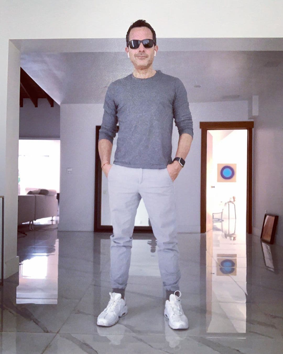 Estar en casa no impide estar guapo. Al menos eso demuestra nuestro Carlitos Calderón.