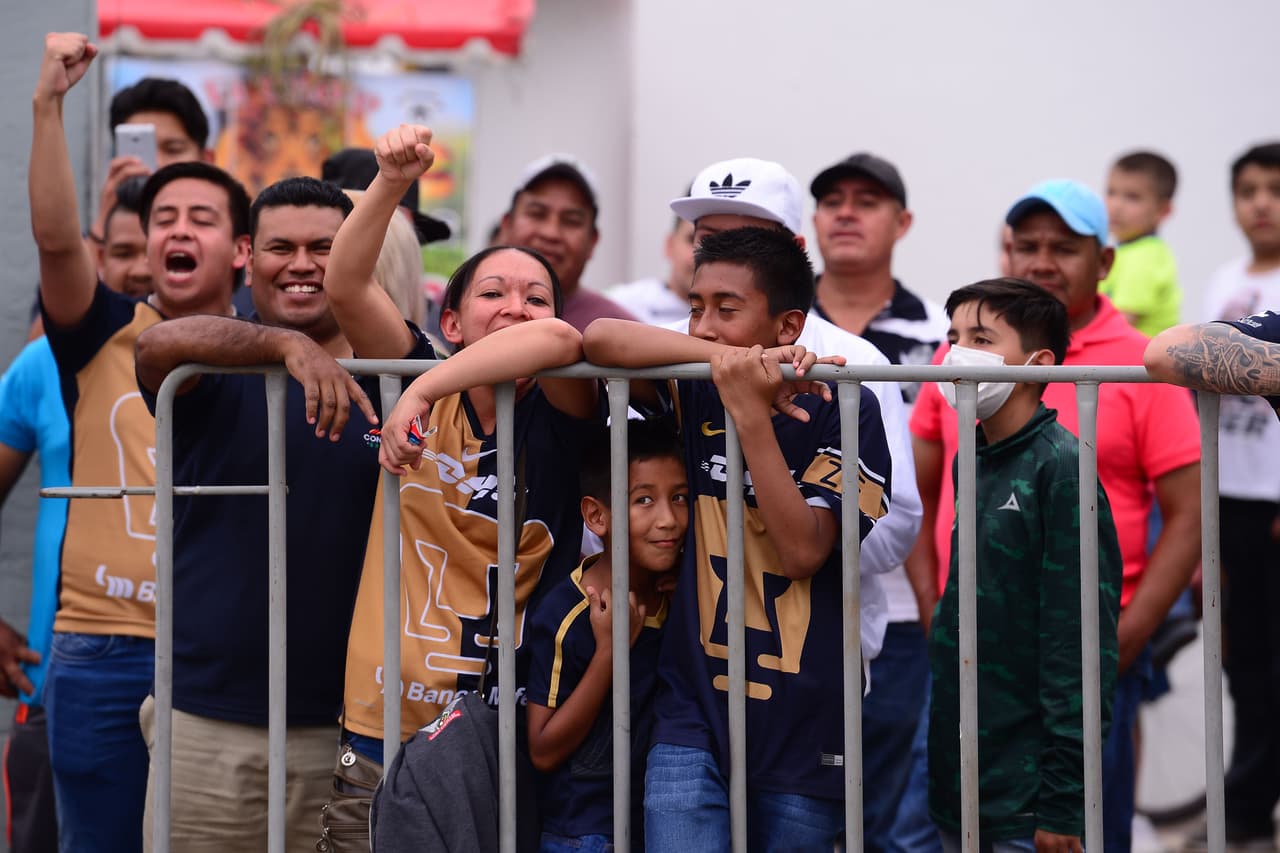 Los seguidores de Pumas no perdían la oportunidad de apreciar la llegada de sus ídolos en el autobús, a pesar de quedarse fuera del Estadio.