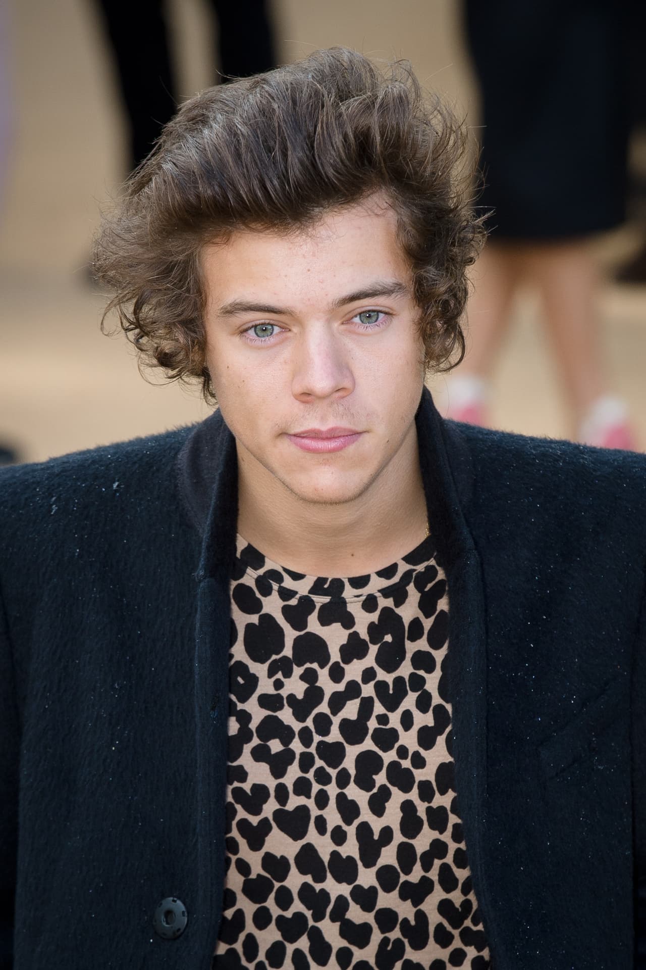 Pero su cabello comenzó a crecer más y más, hasta que alcanzó un largo que lo hizo ver diferente.