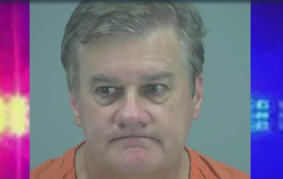 Arrestan a exdirector de escuelas de Texas por atraer a chicas en internet para tener sexo