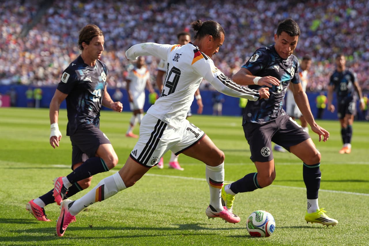 El alemán Leroy Sané intenta regatear al paraguayo Junior Alonso (a la derecha) durante el partido de dieciseisavos de final de la Copa del Mundo entre Alemania y Paraguay en Foxborough, Massachusetts, cerca de Boston, el lunes 29 de junio de 2026.