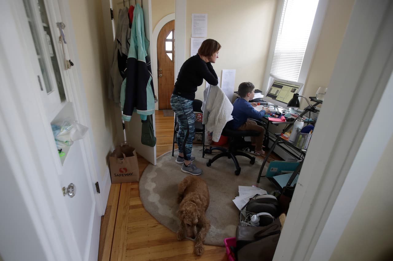 <b>La casa es una escuela.</b> Rebecca Biernat observa cómo su hijo Seamus, de 6 años, toma una clase en línea en su hogar, en San Francisco, California. En todo el mundo los padres asumieron nuevos roles a medida que la educación en el hogar se convirtió en la norma.
<br>