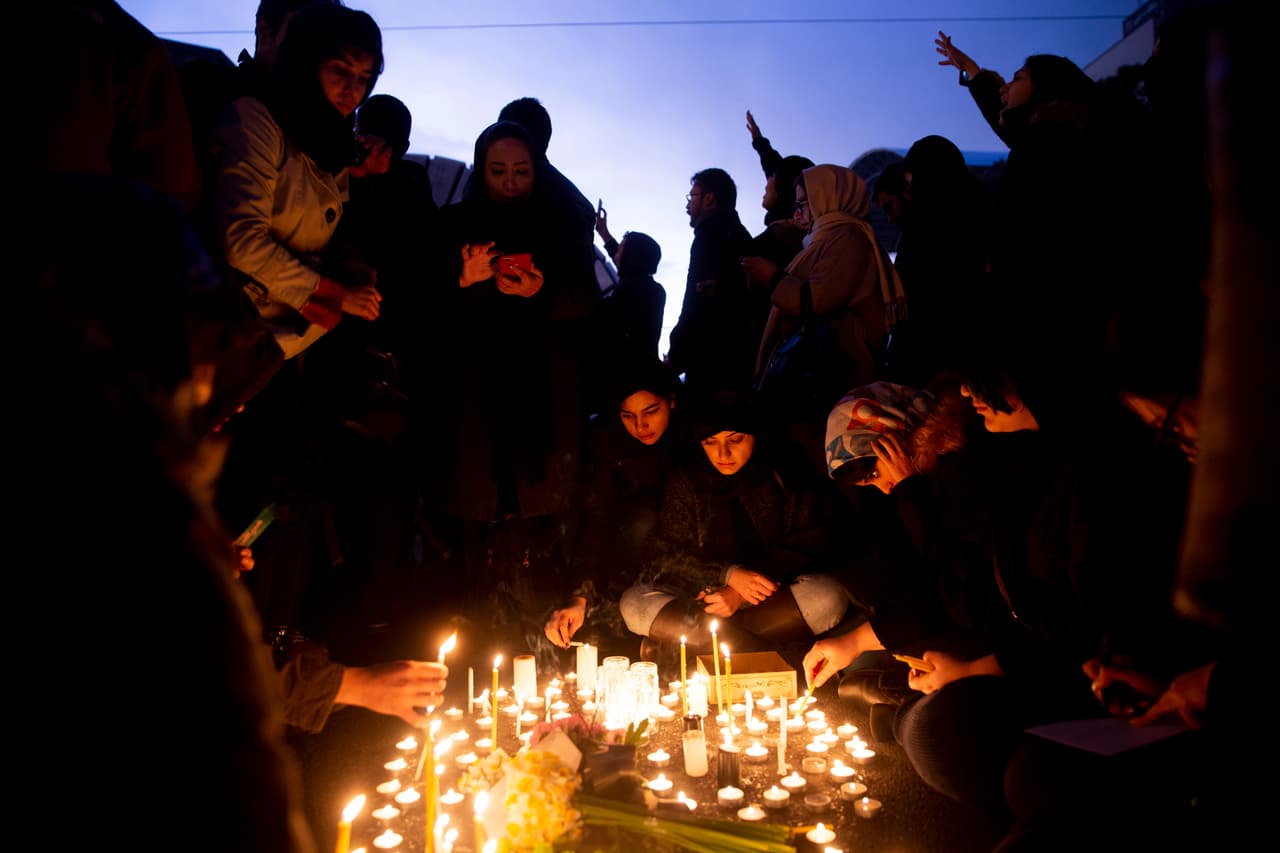La manifestación comenzó con estudiantes que se habían reunido temprano frente a la Universidad Amir Kabir, en el centro de Teherán, para presentar sus respetos a los fallecidos en el desastre aéreo. 
<b>El tributo luego se convirtió en una manifestación llena de enojo.</b>
<br>