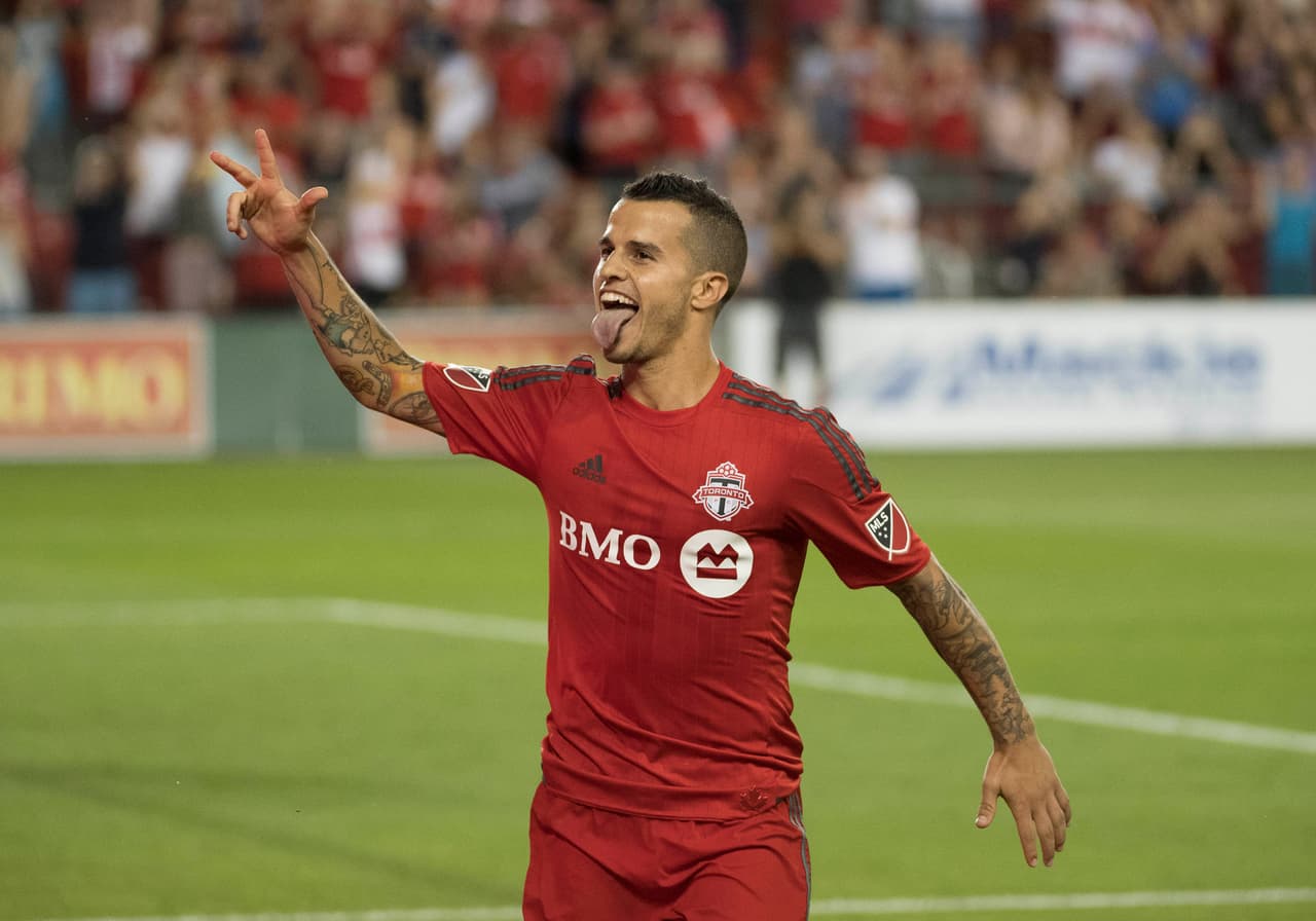 SEBASTIAN GIOVINCO (DEL) | Así, igual que los dedos que nos muestra en la fotografía, el italiano se fajó con un hat trick de ensueño, que demuestra que su nivel está altísimo y que buscará volver a ser el MVP de la MLS.