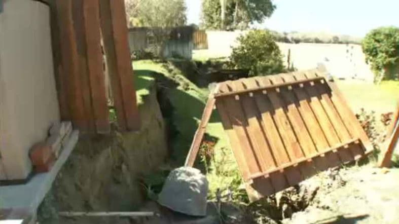 El deslizamiento de tierra afecta a las casas al pie de la montaña.