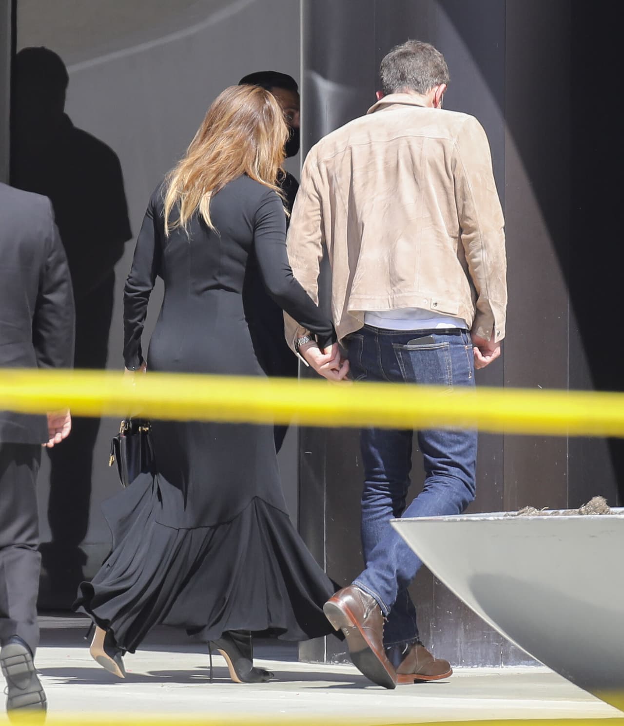 JLo 
<b><a href="https://www.univision.com/famosos/jlo-mtv-vestido-vmas-2021-fotos" target="_blank">apareció con un 'look' en tonalidad otoñal</a></b> gracias a un vestido completamente negro y ajustado con mangas largas. 
<br>