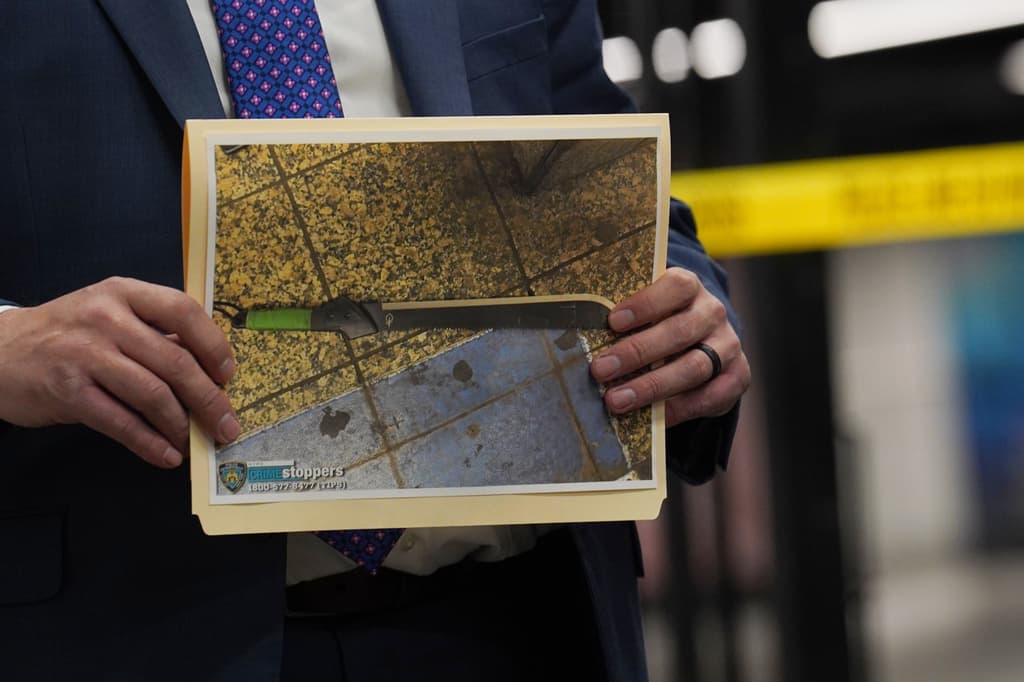 Con este machete se alega que Anthony Griffin agredió a dos hombres y a una mujer de 70 años. Las personas heridas, afirmó la policía de Nueva York, no se conocen entre sí.
<br>De hecho, en la conferencia de prensa del sábado en la tarde, el jefe de Tránsito, Joseph Gulotta, declaró que
<b> los ataques parecían aleatorios.</b>