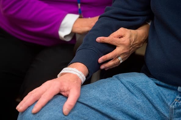 No hay una única prueba para determinar si una persona tiene o no el VPH. Los CDC recomiendan que los niños de 11 a 12 años de edad reciban dos dosis de la
<a href="https://www.univision.com/noticias/salud/vacuna-vph-protege-contra-cancer-cervical" target="_blank">vacuna contra el VPH</a> para proteger contra los cánceres causados por este virus.