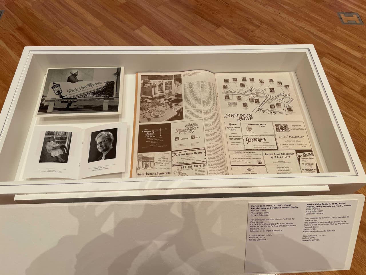 Además de las piezas creadas por los artistas de Coconut Grove, se exhibe la historia del área con fotografías de las décadas de 1970 y 1980.