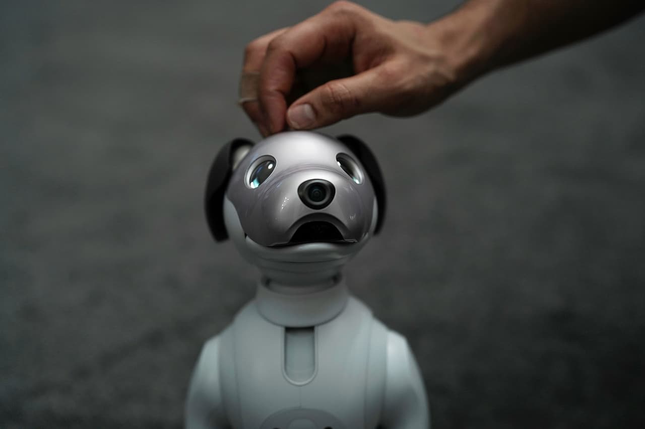 Este es aibo, el perro robot que Sony relanzó después de 11 años. Según la compañía, el comportamiento del robot se va formando dependiendo del trato que le de su dueño. Tiene dos cámaras: una en la nariz y otra en la parte posterior para poder registrar los movimientos. También funciona con comandos de voz. Alex Wong