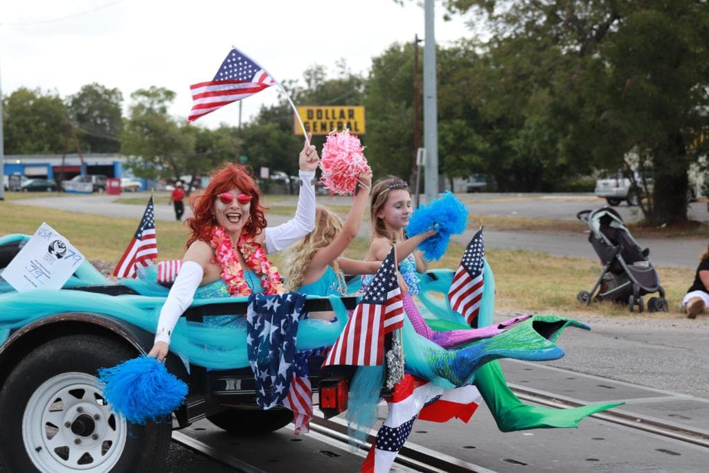 Las sirenas originales de San Marcos, según el sitio web de la Mermaid Society of Texas, eran estudiantes universitarios contratados localmente que aprendieron a girar, voltear y realizar las rutinas submarinas.