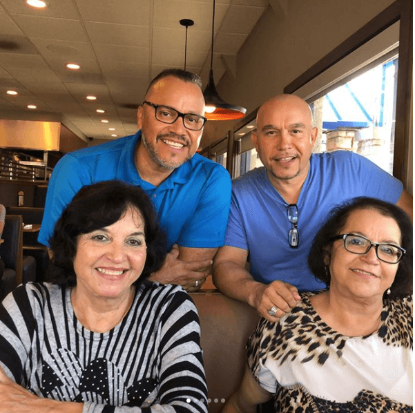 La matriarca de los Rivera estuvo muy celebrada desde días antes de su cumpleaños. Aquí sus hijos Pedro y Gustavo, quienes la llevaron a desayunar para estar con ella, ya que por compromisos laborales no iban a estar a su lado en el día del festejo.