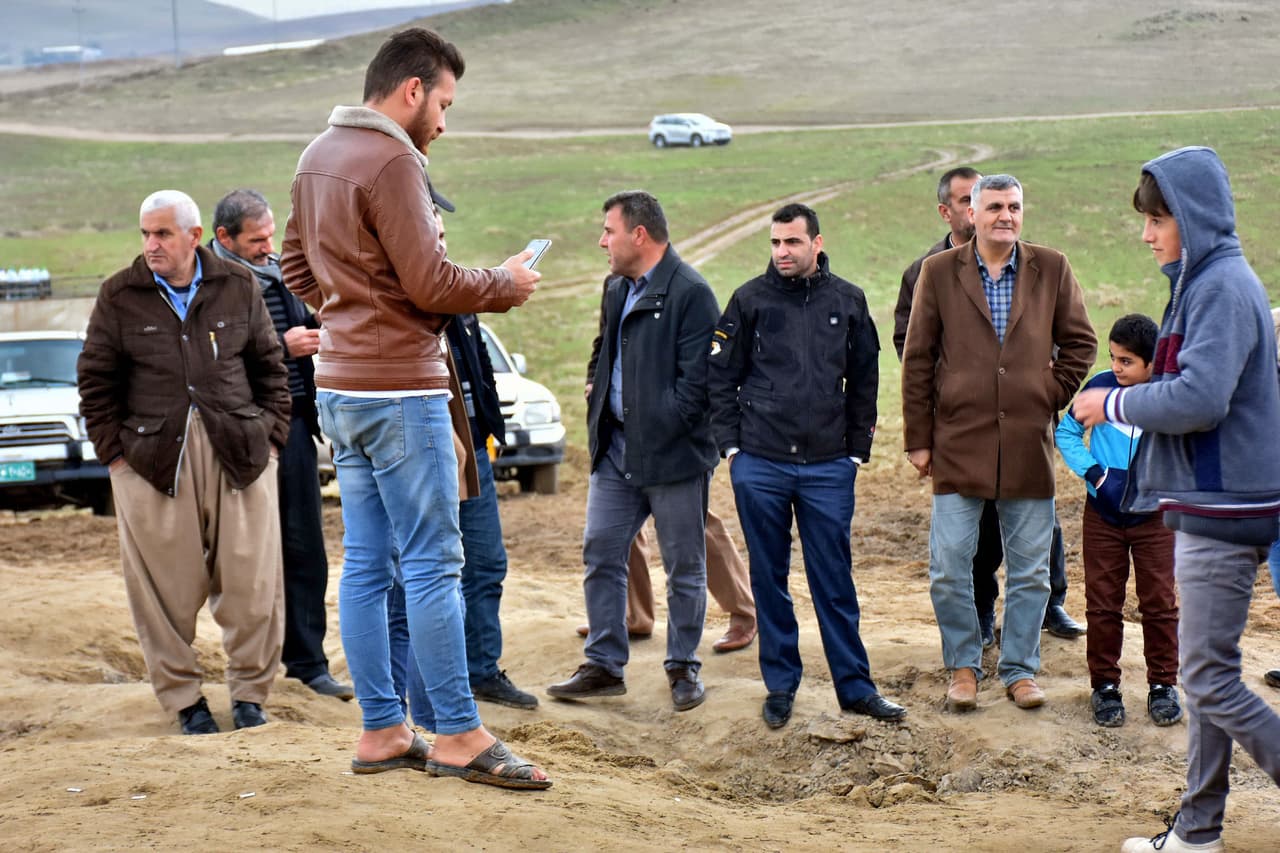 "Es la hora de que Reino Unido, Francia, Rusia y China reconozcan esta realidad, tienen que alejarse de lo que queda del acuerdo de Irán", dijo Trump en referencia al tratado nuclear con Irán, y aseguró que EEUU impondrá nuevas sanciones económicas a ese país. En la fotografía, algunos iraquíes kurdos alrededor de donde presuntamente cayó uno de los misiles iraníes disparados en la madrugada, cerca de Bardarash.